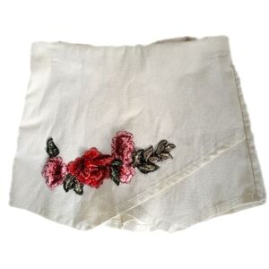 Anthropologie The Impeccable Pig Embroidered Shorts Size Small Skort Cream Roses